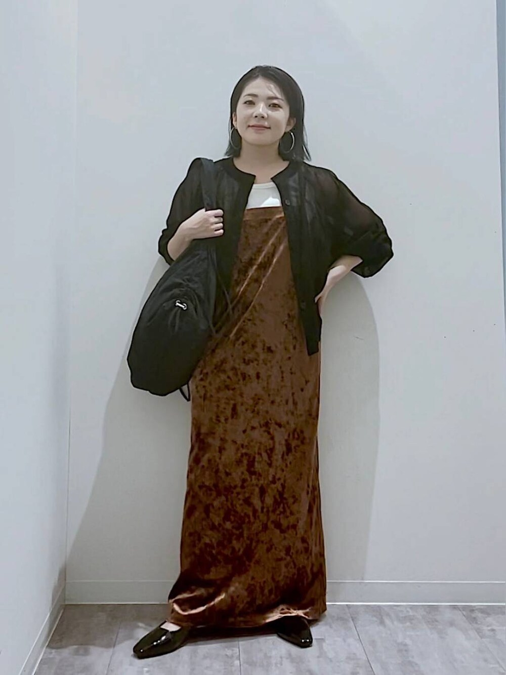 ブラック系のカーディガン/ボレロ、ホワイト系のタンクトップ、ブラック系のサンダルを着用したレディースの夏コーディネートの5枚目の写真