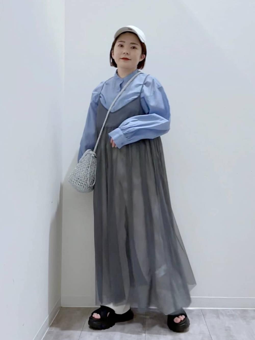「低身長、カジュアル、差し色コーデ、ローリーズスタイル_LOWRYS FARM、大人女子カジュアル_LOWRYS FARM、LOWRYS FARM、ワンピース、デート/ロマンティック、スポーツミックス、キャップ、キャミワンピース、サンダル、体型カバー、楽ちんコーデ」|「LOWRYS FARMのチュールキャミワンピース 103261(ワンピース、グレー系)」を使った、aikaさん(レディース・147cm)の春コーディネートの4枚目の写真