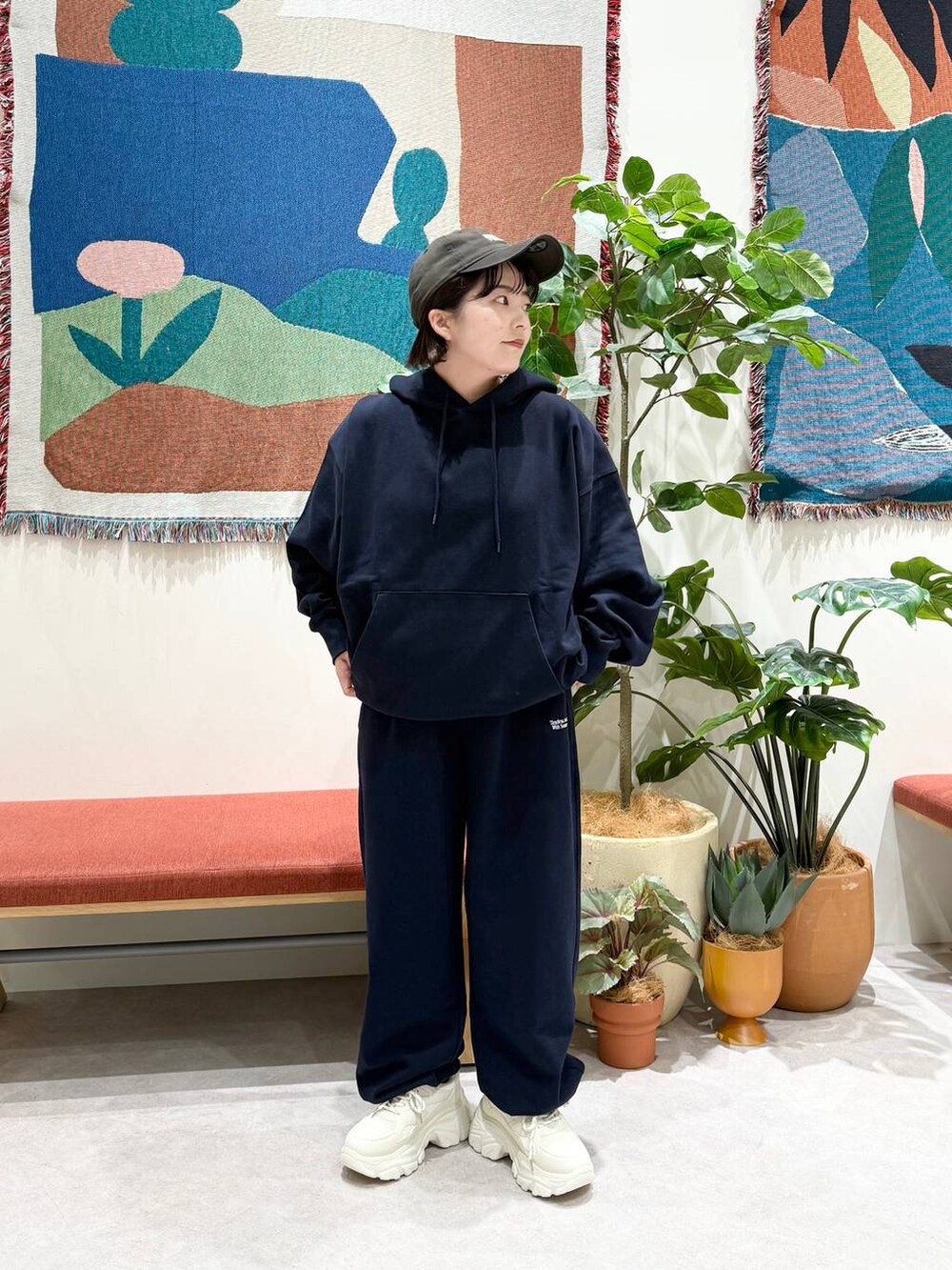 ブルー系のスウェット、ブルー系のスウェットパンツ、ホワイト系のスニーカーを着用したレディースの秋コーディネートの5枚目の写真