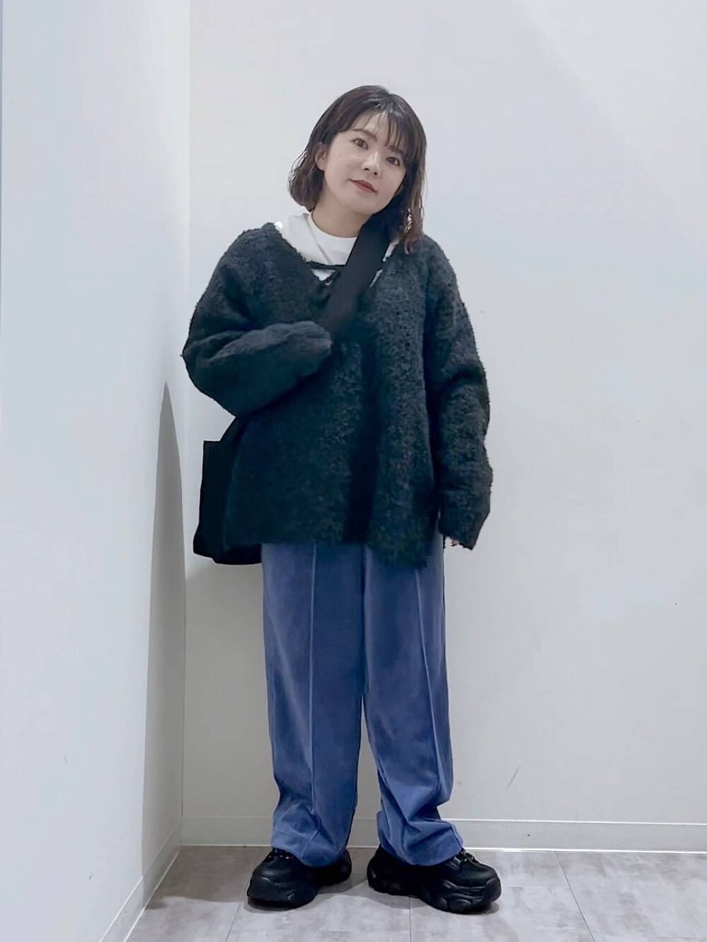 「低身長、カジュアル、差し色コーデ、ローリーズスタイル_LOWRYS FARM、大人女子カジュアル_LOWRYS FARM、LOWRYS FARM」|「LOWRYS FARMの2WAYメランジプルオーバーLS 960948(ニット/セーター、ブラック系)」を使った、aikaさん(レディース・147cm)の冬コーディネートの3枚目の写真