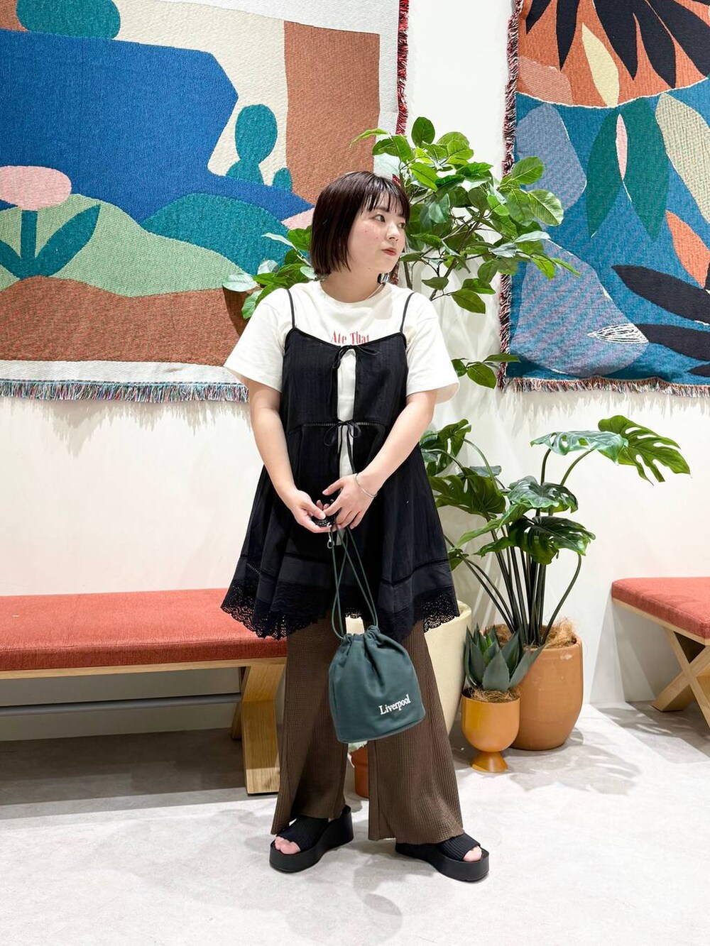 ブラック系のサンダル、ホワイト系のTシャツ/カットソー、ブラウン系のその他パンツを着用したレディースの夏コーディネートの4枚目の写真