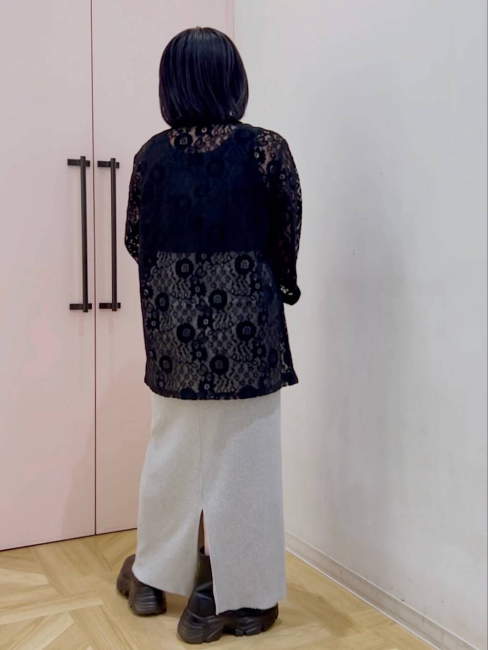 グレー系のスカート、ブラック系のシャツ/ブラウス、ホワイト系のショルダーバッグを着用したレディースの秋コーディネートの4枚目の写真