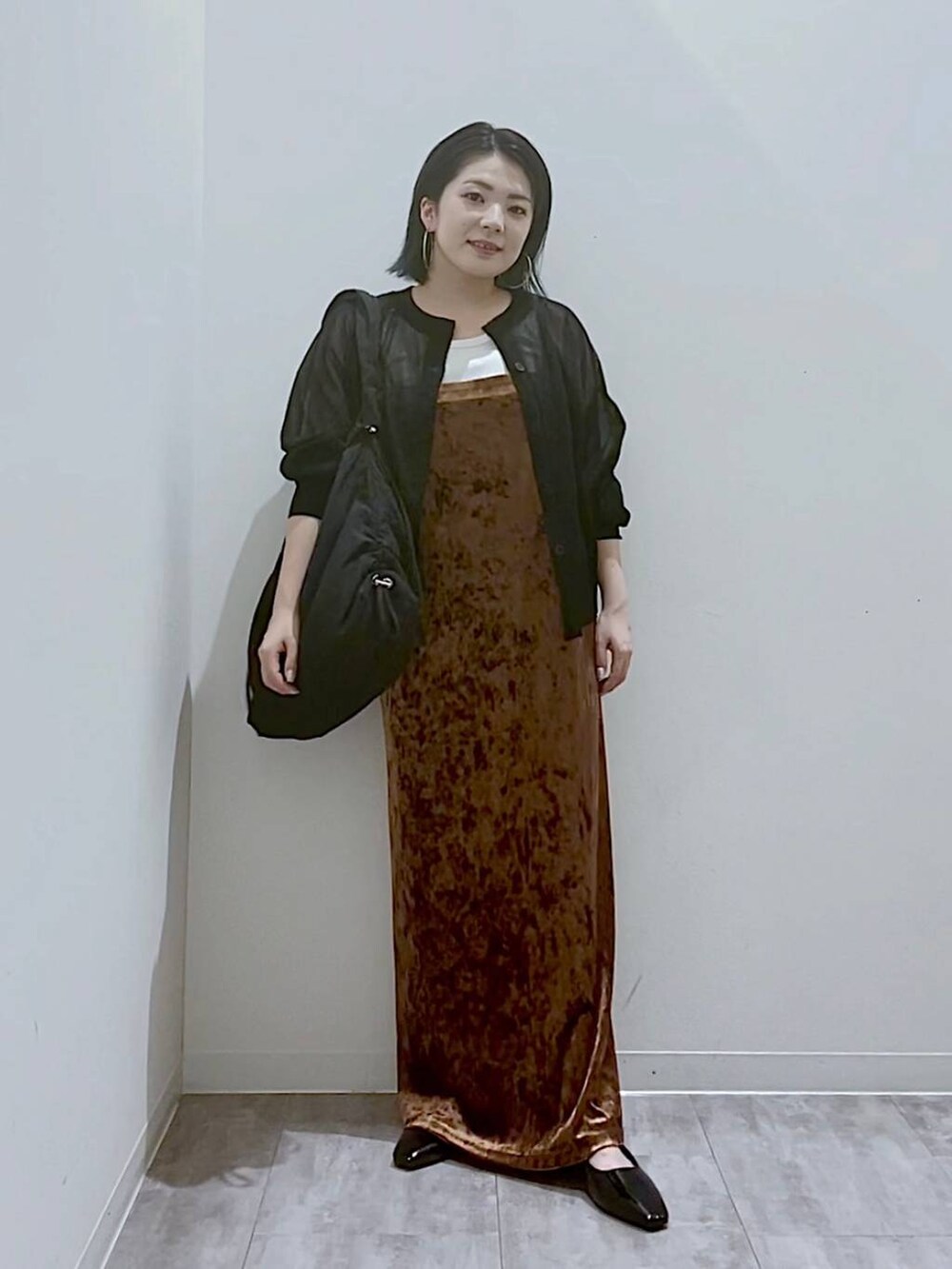 ブラック系のカーディガン/ボレロ、ホワイト系のタンクトップ、ブラック系のサンダルを着用したレディースの夏コーディネートの4枚目の写真