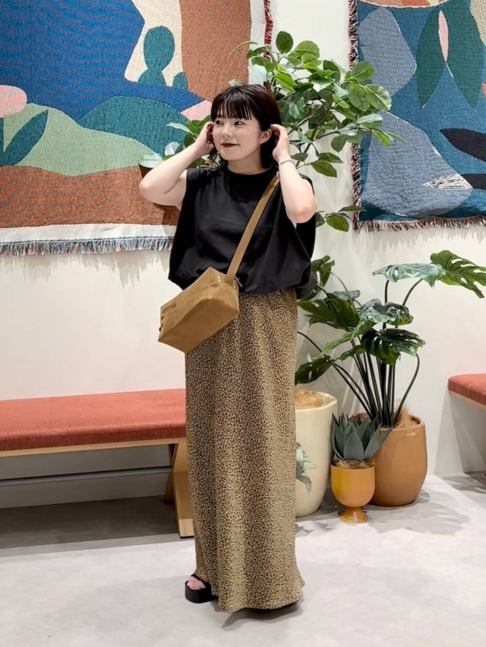 ブラック系のサンダル、その他のスカート、グレー系のTシャツ/カットソーを着用したレディースの夏コーディネートの2枚目の写真