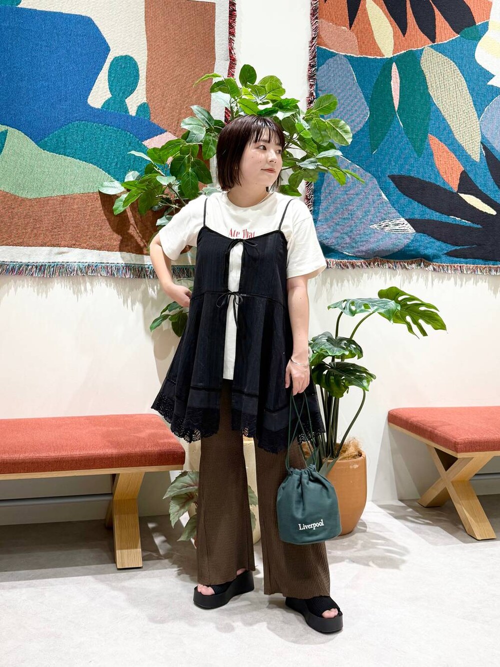 ブラック系のサンダル、ホワイト系のTシャツ/カットソー、ブラウン系のその他パンツを着用したレディースの夏コーディネートの2枚目の写真