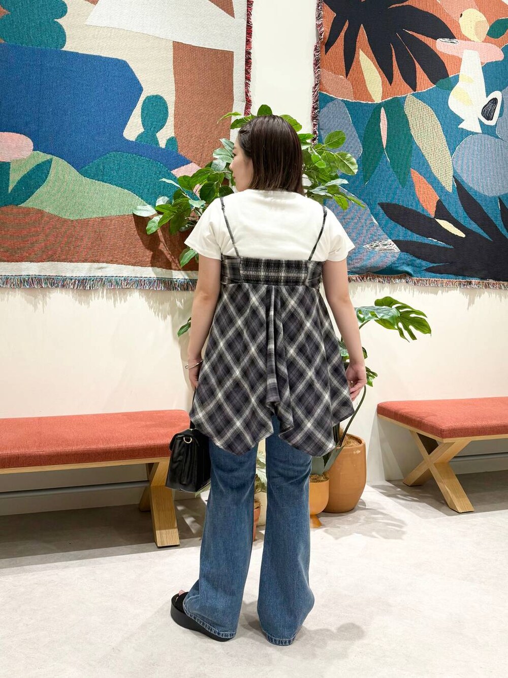 ホワイト系のTシャツ/カットソー、ブラック系のサンダル、ブルー系のデニムパンツを着用したレディースの夏コーディネートの2枚目の写真