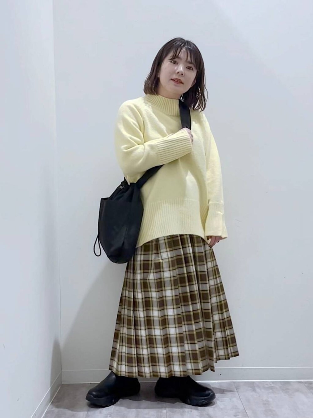 「大人女子カジュアル_LOWRYS FARM、LOWRYS FARM、スカート、低身長、カジュアル、差し色コーデ、ローリーズスタイル_LOWRYS FARM、ニット、冬コーデ、デート/ロマンティック、体型カバー」｜「LOWRYS FARMのモチモチハイネックプルオーバーＬＳ　968925（ニット/セーター、イエロー系）」を使った、aikaさん（レディース・147cm）の冬コーディネートの6枚目の写真