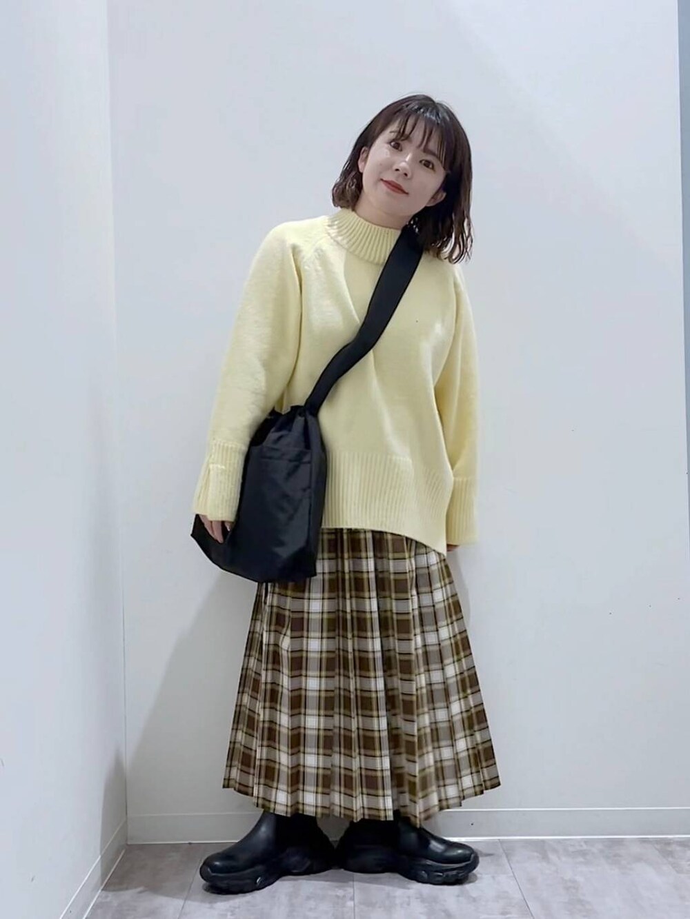 「大人女子カジュアル_LOWRYS FARM、LOWRYS FARM、スカート、低身長、カジュアル、差し色コーデ、ローリーズスタイル_LOWRYS FARM、ニット、冬コーデ、デート/ロマンティック、体型カバー」｜「LOWRYS FARMのモチモチハイネックプルオーバーＬＳ　968925（ニット/セーター、イエロー系）」を使った、aikaさん（レディース・147cm）の冬コーディネートの4枚目の写真