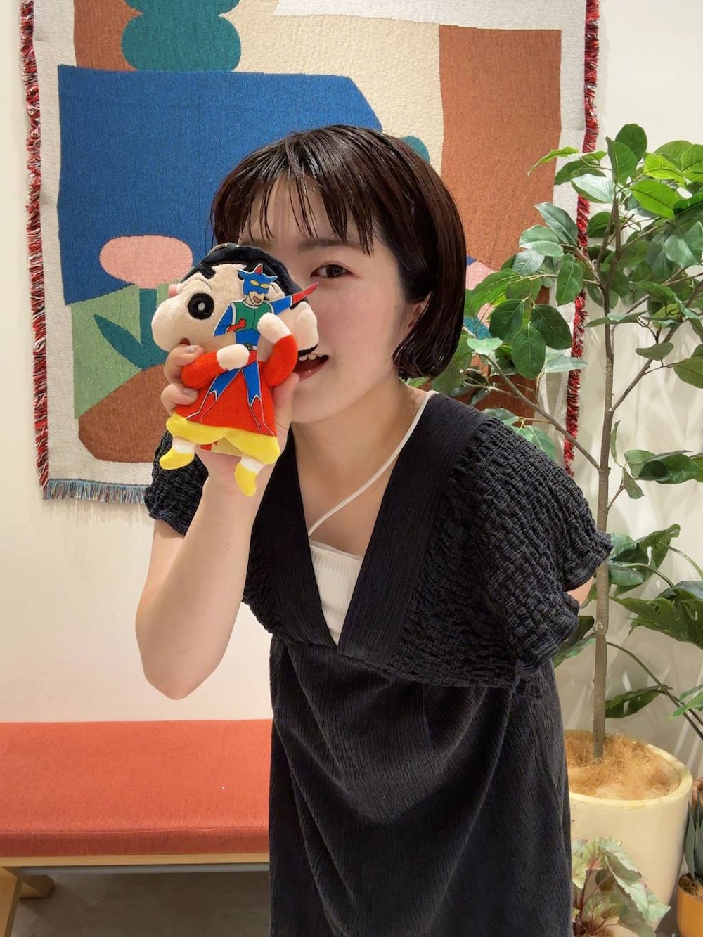 「低身長、カジュアル、差し色コーデ、ローリーズスタイル_LOWRYS FARM、大人女子カジュアル_LOWRYS FARM、LOWRYS FARM、Me%」｜「Me%の【クレヨンしんちゃん】ポーチ付きエコバッグ　572532（エコバッグ/サブバッグ、その他）」を使った、aikaさん（レディース・147cm）の夏コーディネートの3枚目の写真