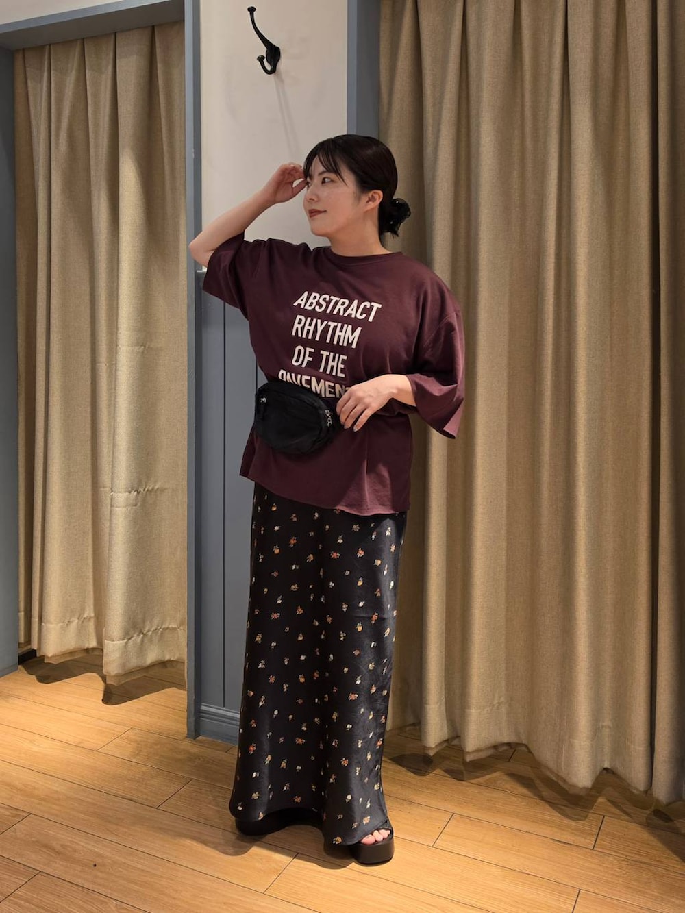 レッド系のTシャツ/カットソー、ブラック系のスカート、ブラック系のボディバッグ/ウエストポーチを着用したレディースの夏コーディネートの2枚目の写真