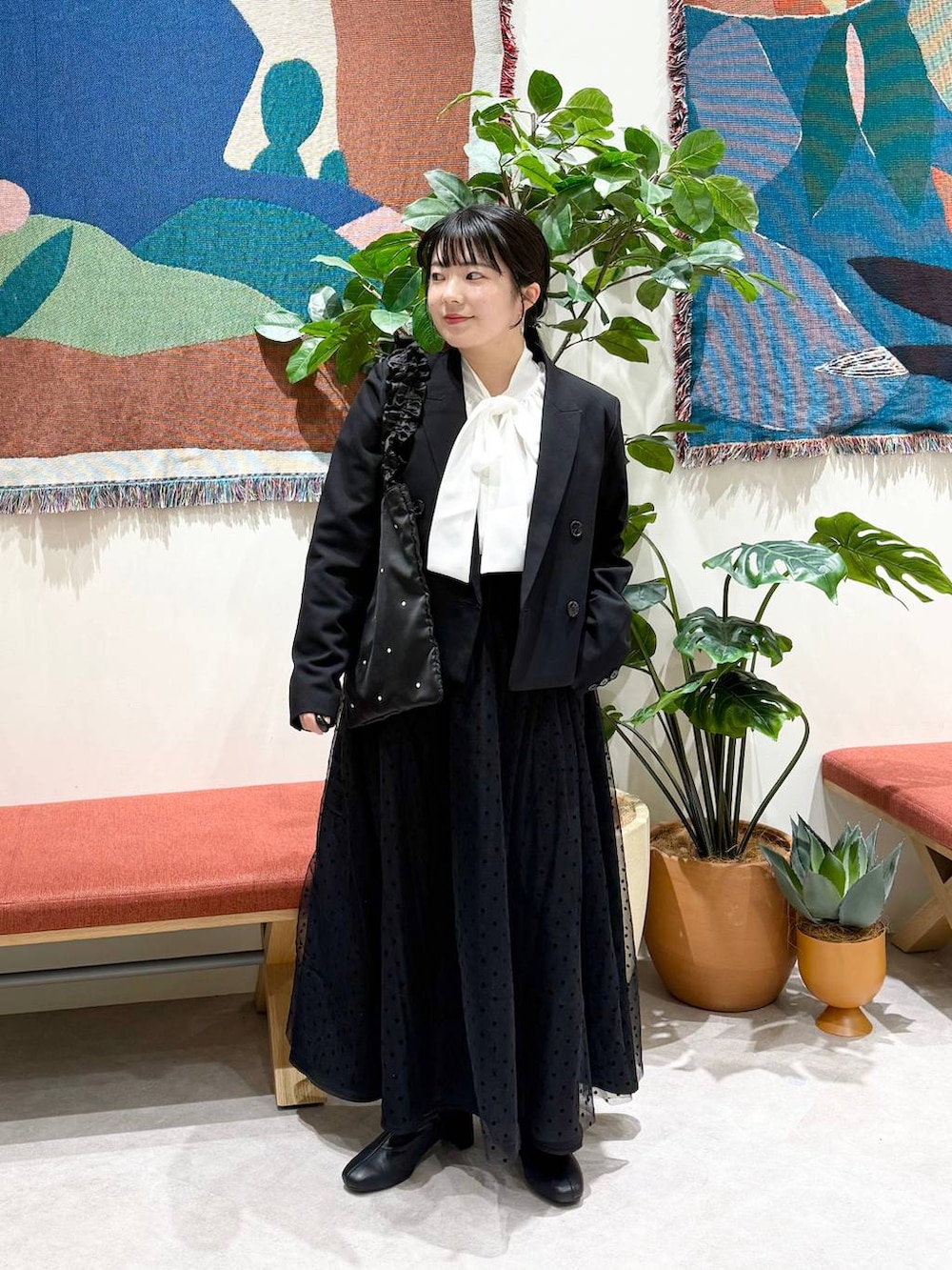 ブラック系のブーツ、ブラック系のテーラードジャケット、ホワイト系のシャツ/ブラウスを着用したレディースの冬コーディネートの2枚目の写真