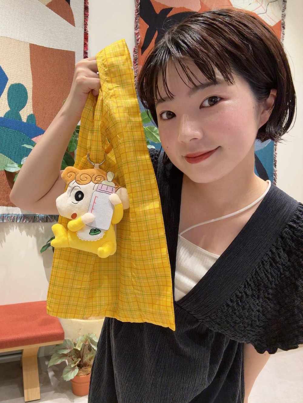 「低身長、カジュアル、差し色コーデ、ローリーズスタイル_LOWRYS FARM、大人女子カジュアル_LOWRYS FARM、LOWRYS FARM、Me%」｜「Me%の【クレヨンしんちゃん】ポーチ付きエコバッグ　572532（エコバッグ/サブバッグ、その他）」を使った、aikaさん（レディース・147cm）の夏コーディネートの2枚目の写真