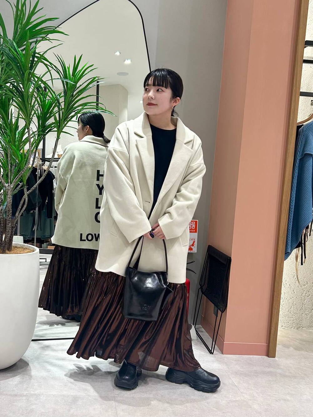 「ニット、スカート、低身長、カジュアル、差し色コーデ、ローリーズスタイル_LOWRYS FARM、大人女子カジュアル_LOWRYS FARM、LOWRYS FARM、アウター」|「LOWRYS FARMのダブルフェイスユルジャケット 116453(チェスターコート、ホワイト系)」を使った、aikaさん(レディース・147cm)の冬コーディネートの2枚目の写真