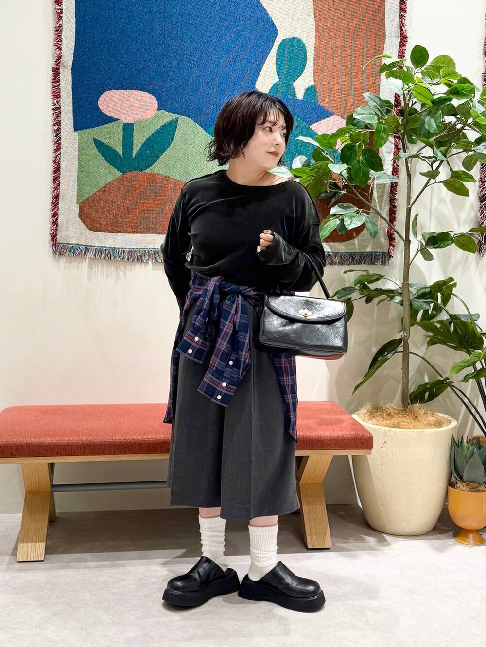 グレー系のその他パンツ、ブルー系のシャツ/ブラウス、ブラック系のボストンバッグを着用したレディースの秋コーディネートの2枚目の写真