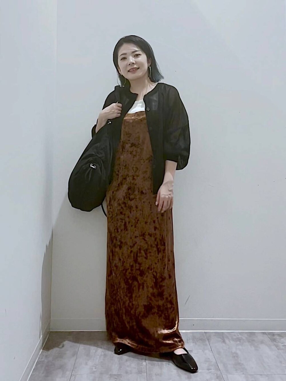 ブラック系のカーディガン/ボレロ、ホワイト系のタンクトップ、ブラック系のサンダルを着用したレディースの夏コーディネートの2枚目の写真