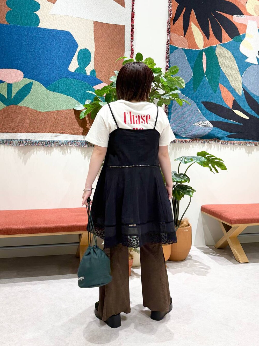 ブラック系のサンダル、ホワイト系のTシャツ/カットソー、ブラウン系のその他パンツを着用したレディースの夏コーディネートの3枚目の写真