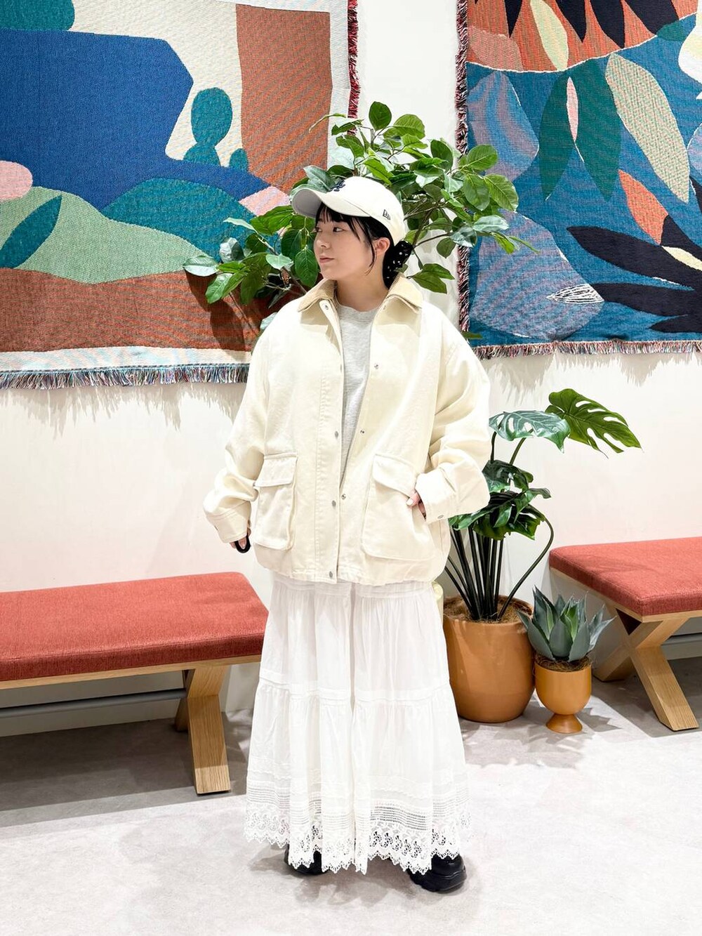 ブラック系のローファー、ホワイト系のその他アウター、グレー系のスウェットを着用したレディースの冬コーディネートの6枚目の写真