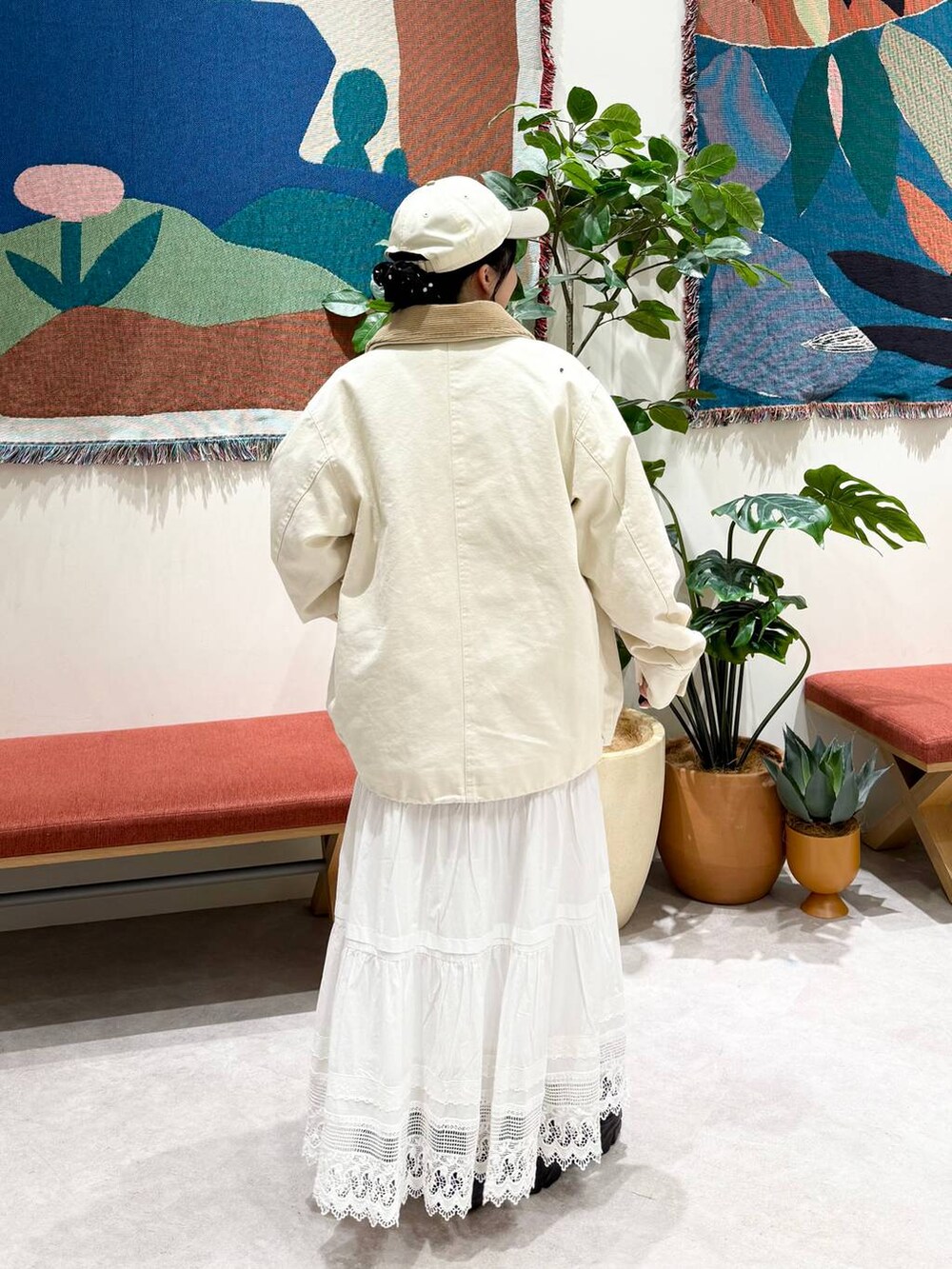 ブラック系のローファー、ホワイト系のその他アウター、グレー系のスウェットを着用したレディースの冬コーディネートの4枚目の写真