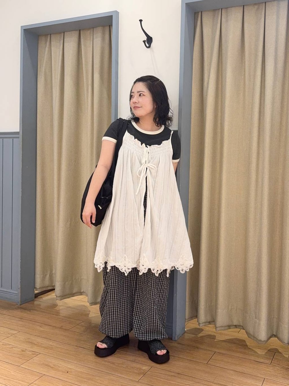 ブラック系のサンダル、グレー系のTシャツ/カットソー、ホワイト系のワンピースを着用したレディースの春コーディネートの2枚目の写真