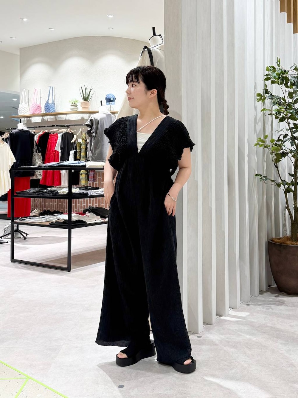 ブラック系のサンダル、ベージュ系のキャミソール、ブラック系のサロペット/オーバーオールを着用したレディースの春コーディネートの2枚目の写真