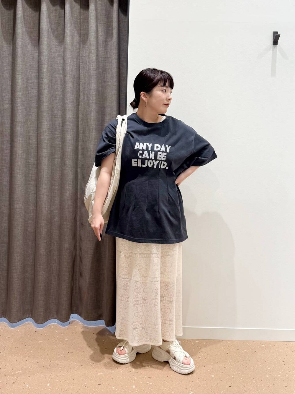 ホワイト系のサンダル、ベージュ系のトートバッグ、ホワイト系のスカートを着用したレディースの春コーディネートの3枚目の写真