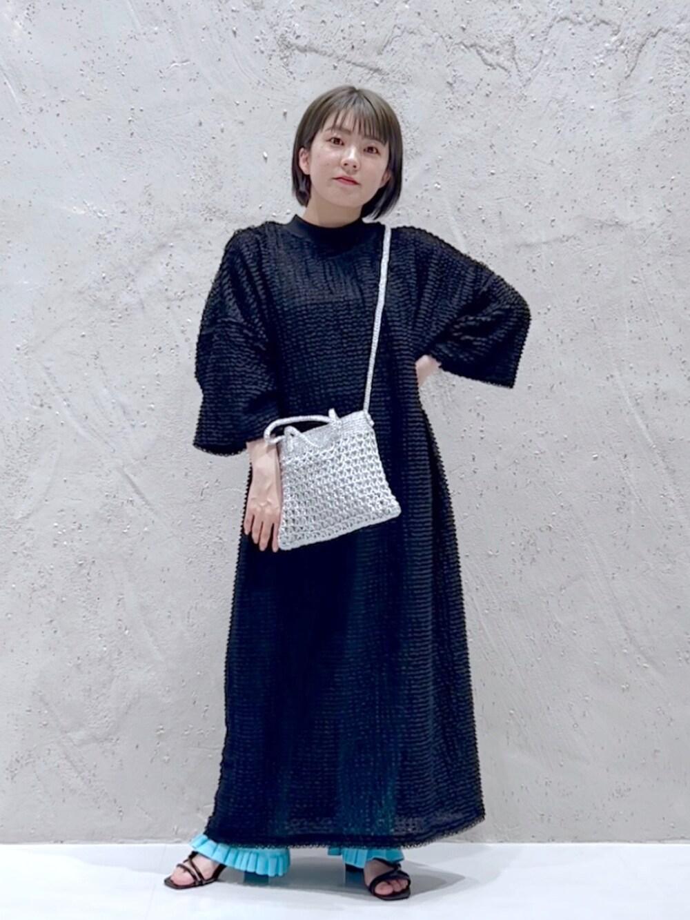 ブラック系のワンピース、ブルー系のその他パンツを着用したレディースの春コーディネートの3枚目の写真