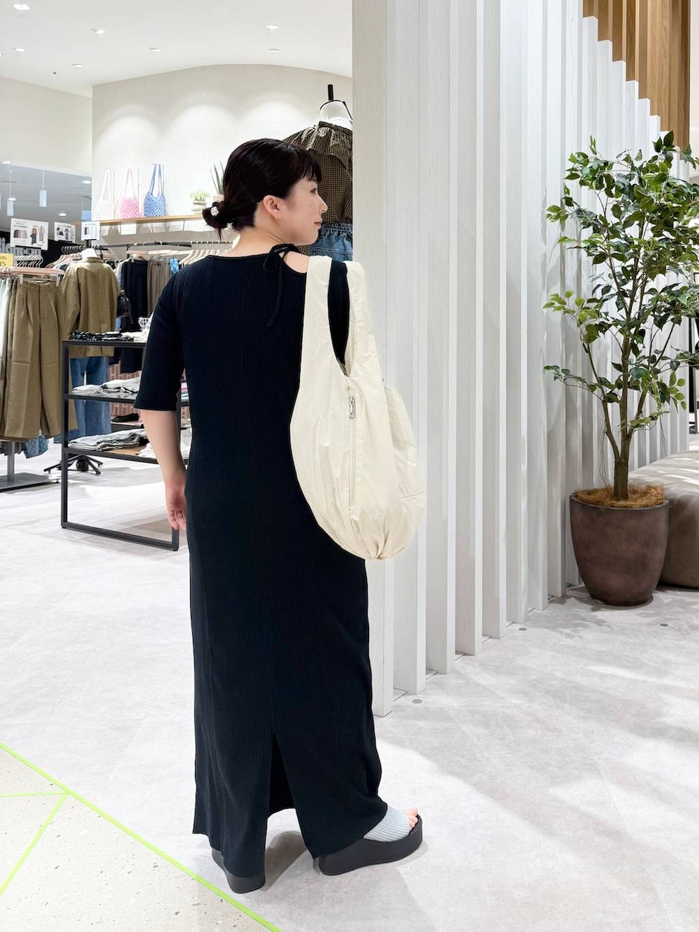 シルバー系のサンダル、ベージュ系のトートバッグ、ベージュ系のキャミソールを着用したレディースの春コーディネートの2枚目の写真