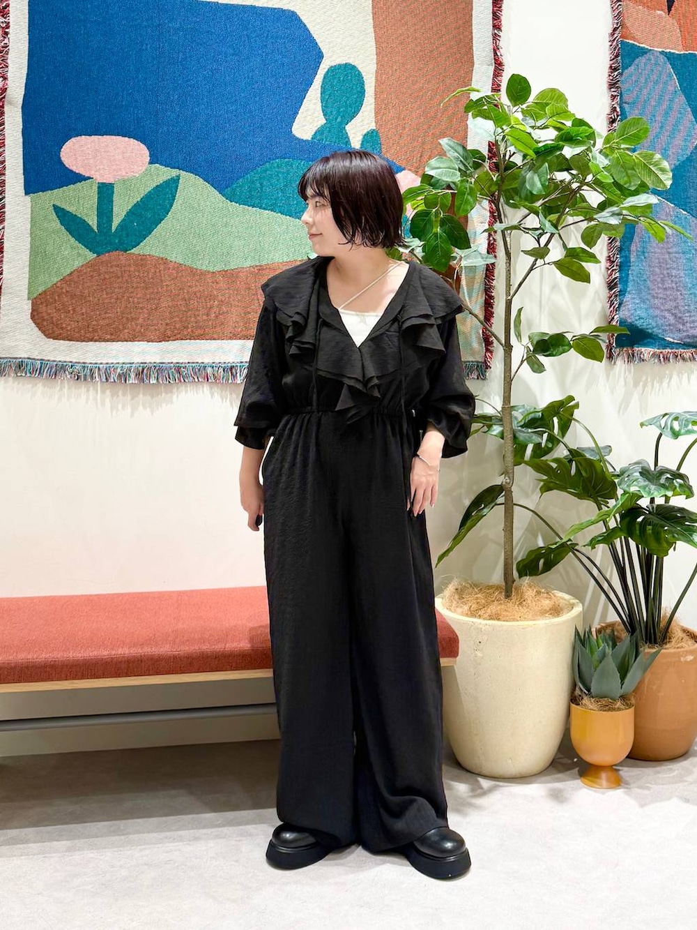 ブラック系のサンダル、ブラック系のつなぎ/オールインワン、ホワイト系のキャミソールを着用したレディースの秋コーディネートの2枚目の写真