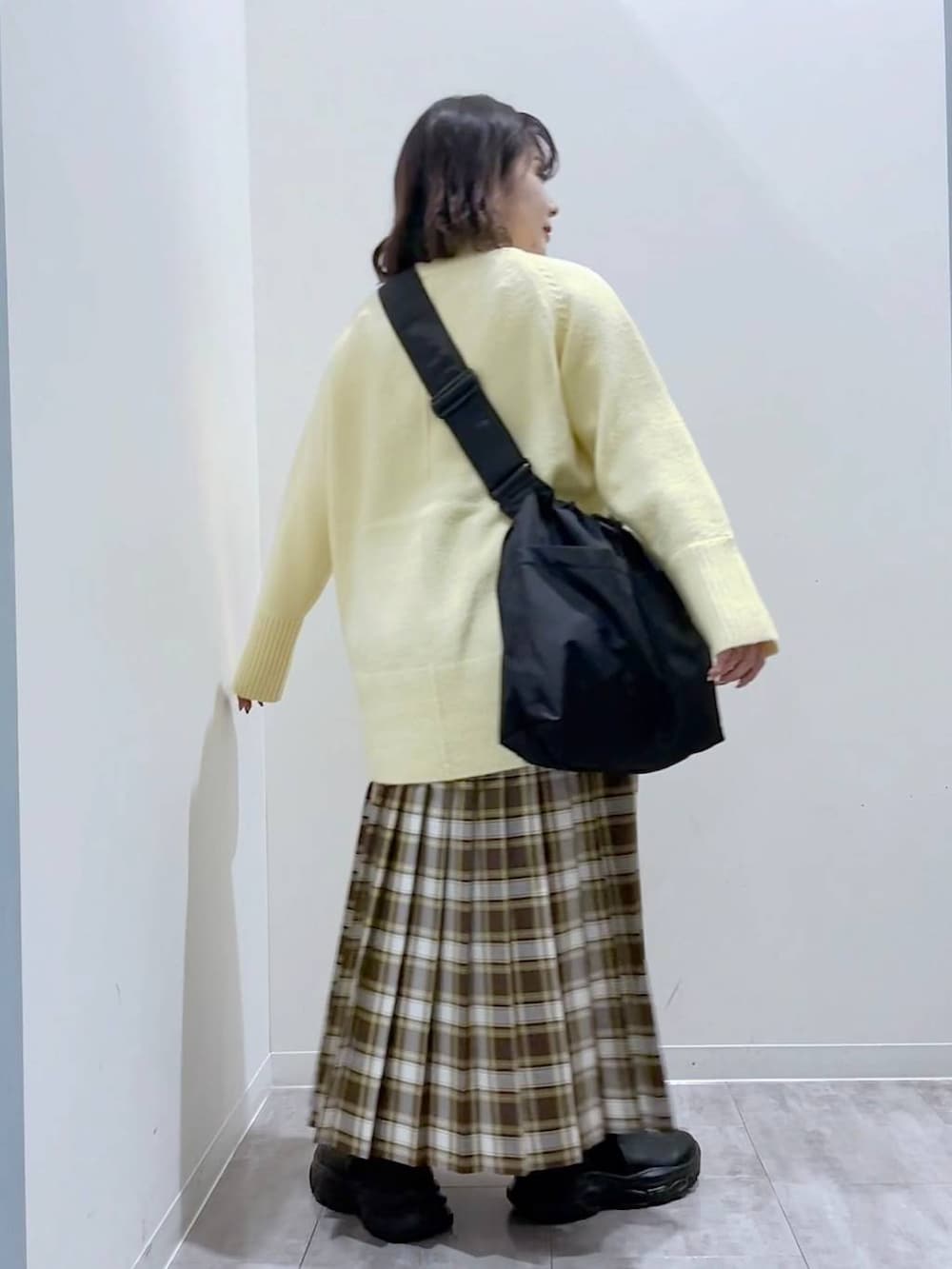 「大人女子カジュアル_LOWRYS FARM、LOWRYS FARM、スカート、低身長、カジュアル、差し色コーデ、ローリーズスタイル_LOWRYS FARM、ニット、冬コーデ、デート/ロマンティック、体型カバー」｜「LOWRYS FARMのモチモチハイネックプルオーバーＬＳ　968925（ニット/セーター、イエロー系）」を使った、aikaさん（レディース・147cm）の冬コーディネートの3枚目の写真