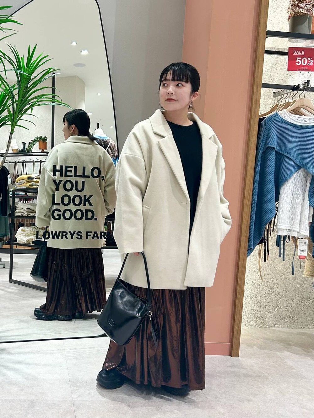 「ニット、スカート、低身長、カジュアル、差し色コーデ、ローリーズスタイル_LOWRYS FARM、大人女子カジュアル_LOWRYS FARM、LOWRYS FARM、アウター」|「LOWRYS FARMのダブルフェイスユルジャケット 116453(チェスターコート、ホワイト系)」を使った、aikaさん(レディース・147cm)の冬コーディネートの6枚目の写真