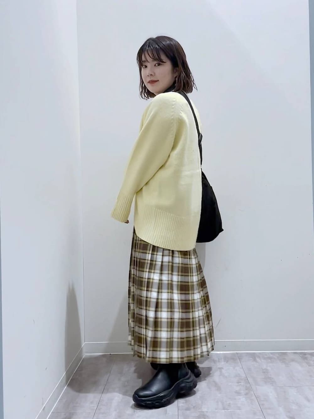 「大人女子カジュアル_LOWRYS FARM、LOWRYS FARM、スカート、低身長、カジュアル、差し色コーデ、ローリーズスタイル_LOWRYS FARM、ニット、冬コーデ、デート/ロマンティック、体型カバー」｜「LOWRYS FARMのモチモチハイネックプルオーバーＬＳ　968925（ニット/セーター、イエロー系）」を使った、aikaさん（レディース・147cm）の冬コーディネートの2枚目の写真