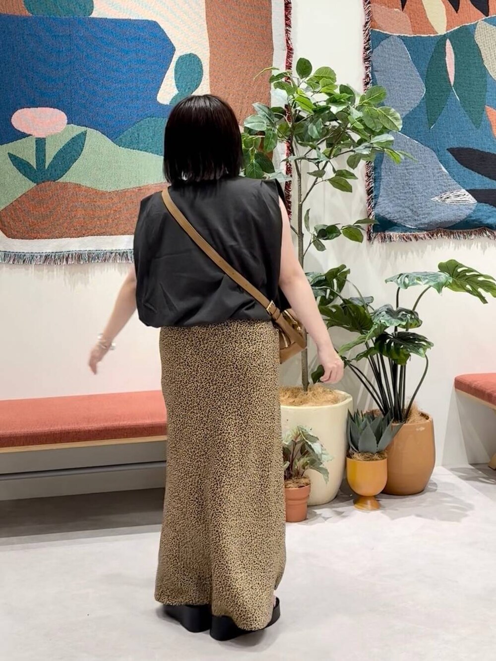 ブラック系のサンダル、その他のスカート、グレー系のTシャツ/カットソーを着用したレディースの夏コーディネートの3枚目の写真