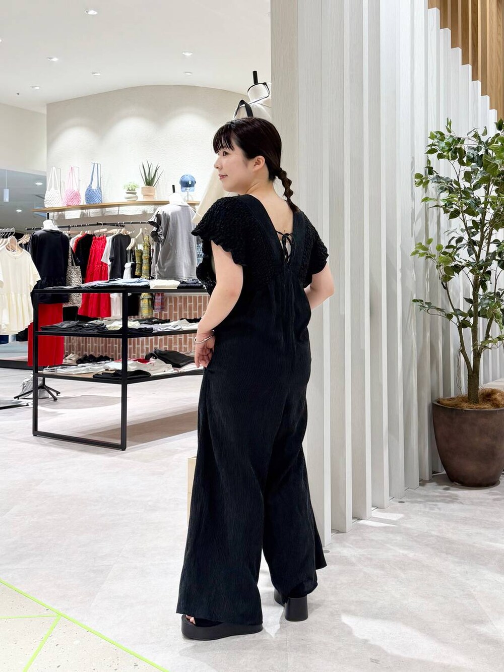 ブラック系のサンダル、ベージュ系のキャミソール、ブラック系のサロペット/オーバーオールを着用したレディースの春コーディネートの3枚目の写真