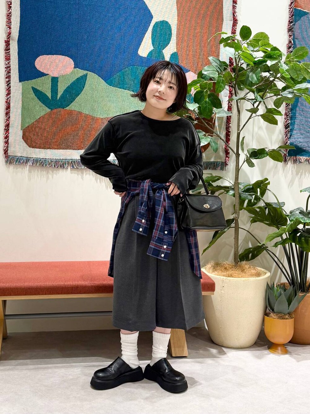 グレー系のその他パンツ、ブルー系のシャツ/ブラウス、ブラック系のボストンバッグを着用したレディースの秋コーディネートの4枚目の写真