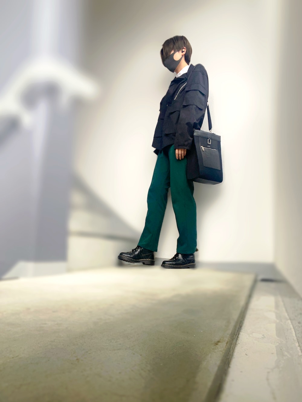 グリーン系のパンツ、ブラック系のその他アウター、ホワイト系のTシャツ/カットソーを着用したメンズの春コーディネートの2枚目の写真