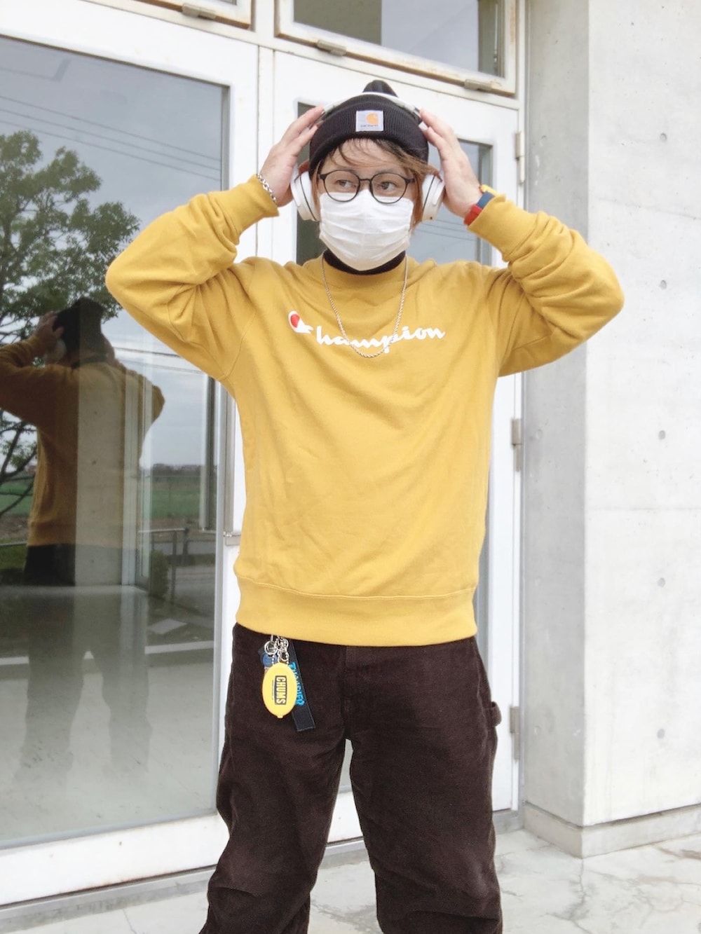 「ストリート系、スウェットコーデ、ヘッドホン、今日のコーデ、シンプルコーデ、メガネ×ニット帽」｜「UNIQLOのアイテム（パンツ、ブラウン系）」を使った、ゆにさん（メンズ・167cm）の秋コーディネートの2枚目の写真