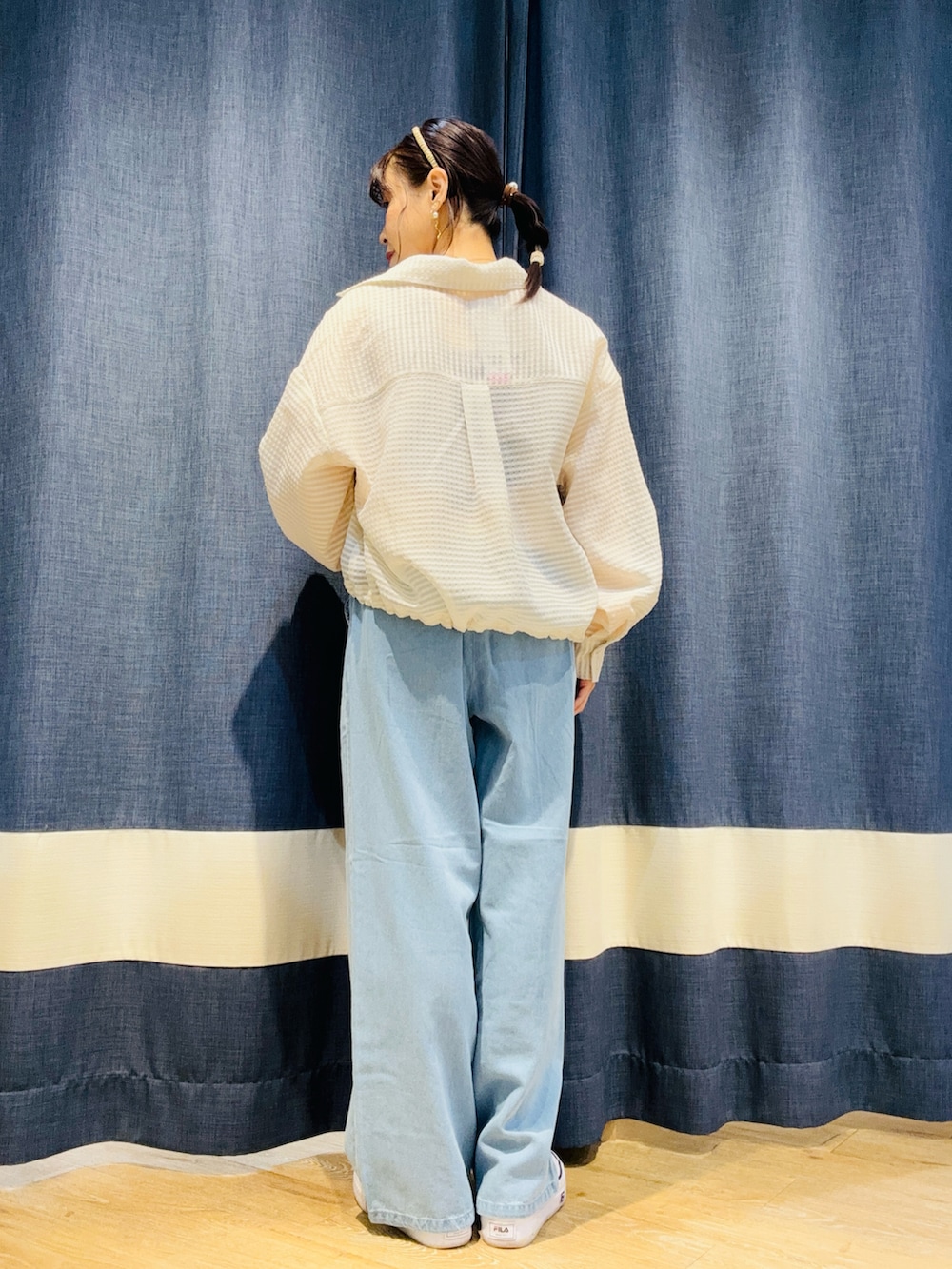 「カジュアル、カジュアルコーデ、春色、デニム、デニムパンツ、春コーデ、春、Samansa Mos2 blue」｜「Samansa Mos2 blueのシアーサッカージップブルゾン（ブルゾン、ホワイト系）」を使った、サトウさん（レディース・156cm）の春コーディネートの2枚目の写真