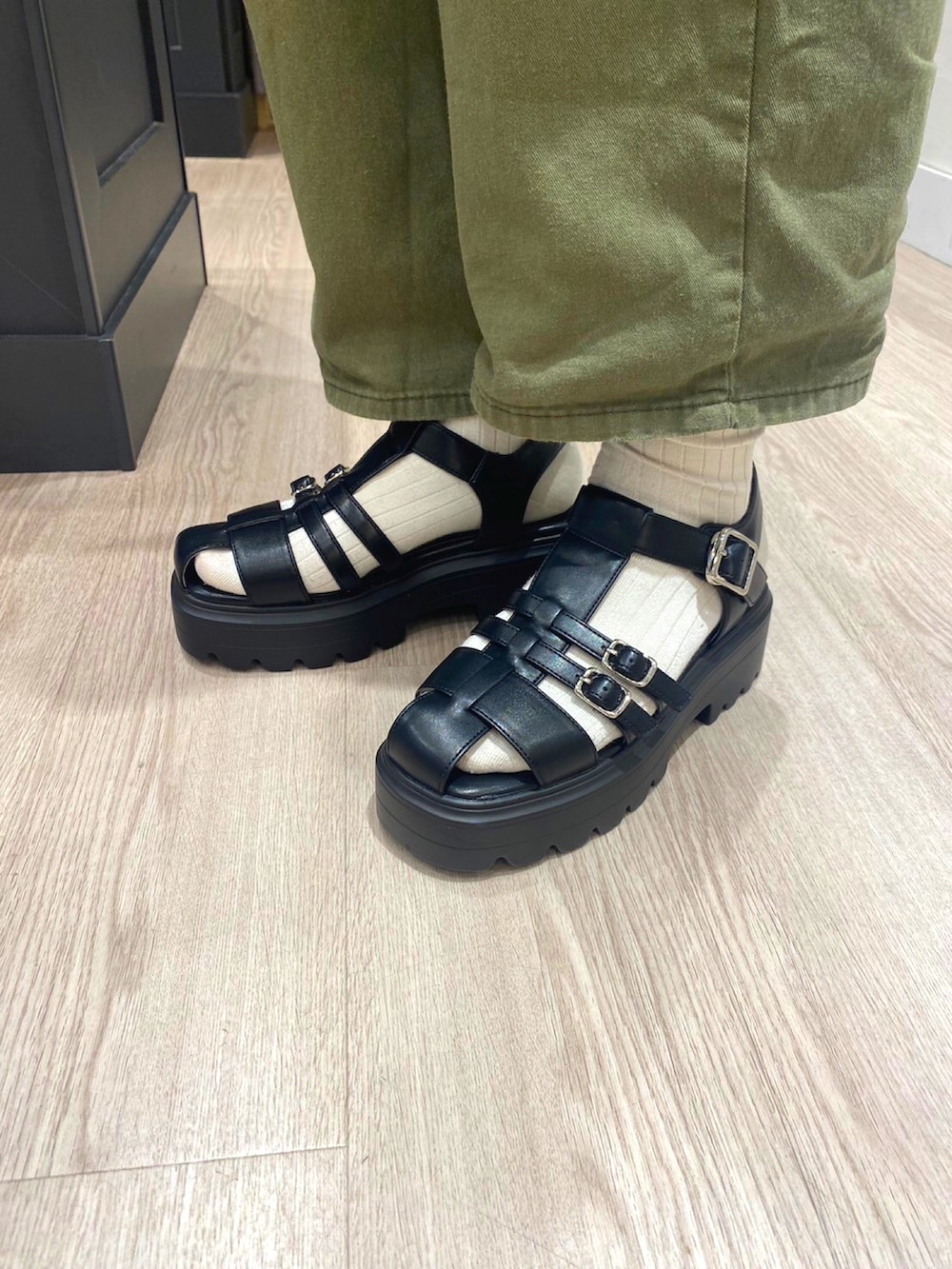 ブラック系のショルダーバッグ、ブラック系のサンダルを着用したレディースの春コーディネートの2枚目の写真