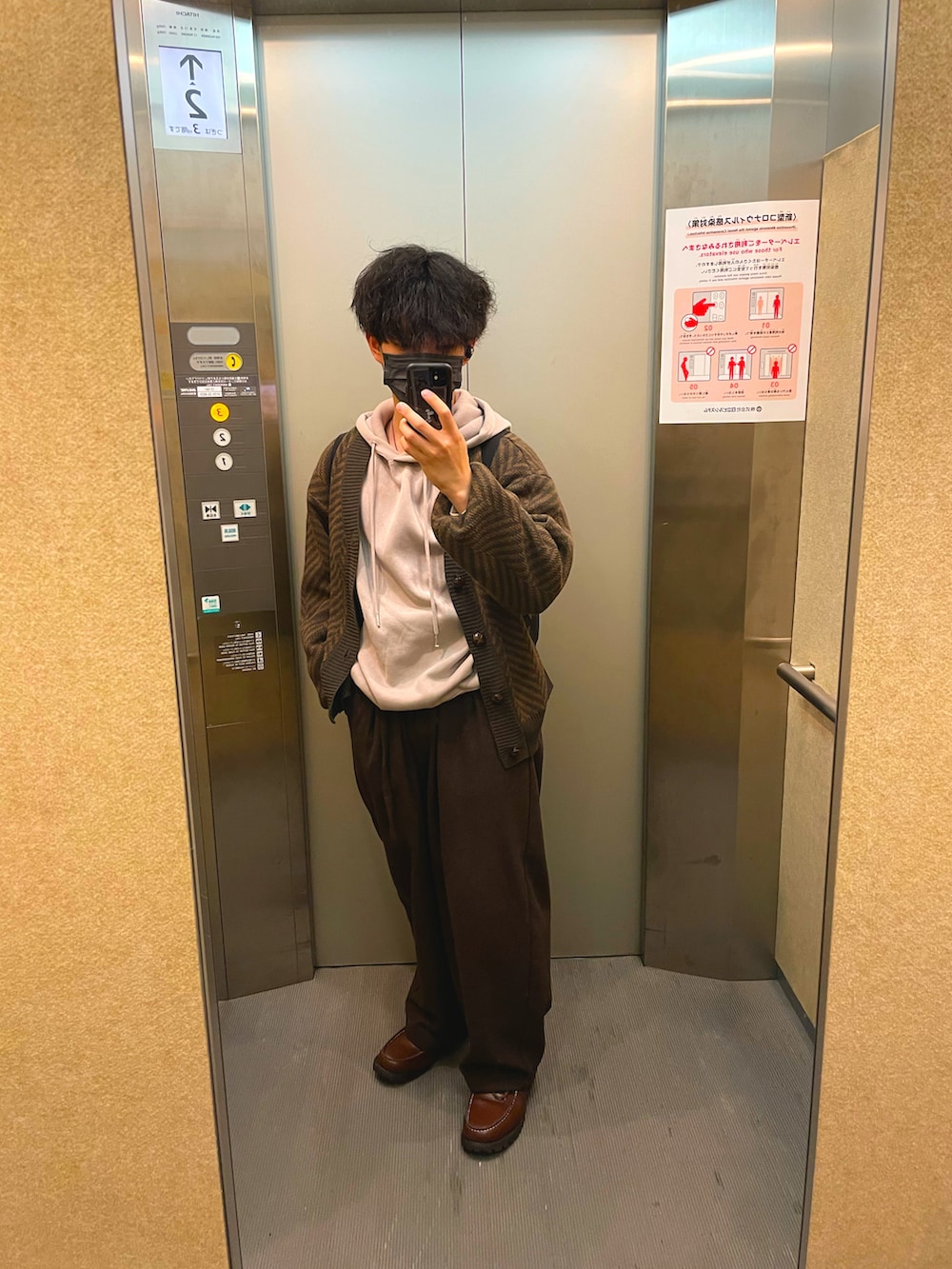 ブラウン系のその他パンツ、ブラウン系のモカシン/デッキシューズ、ブラウン系のカーディガン/ボレロを着用したメンズの夏コーディネートの2枚目の写真