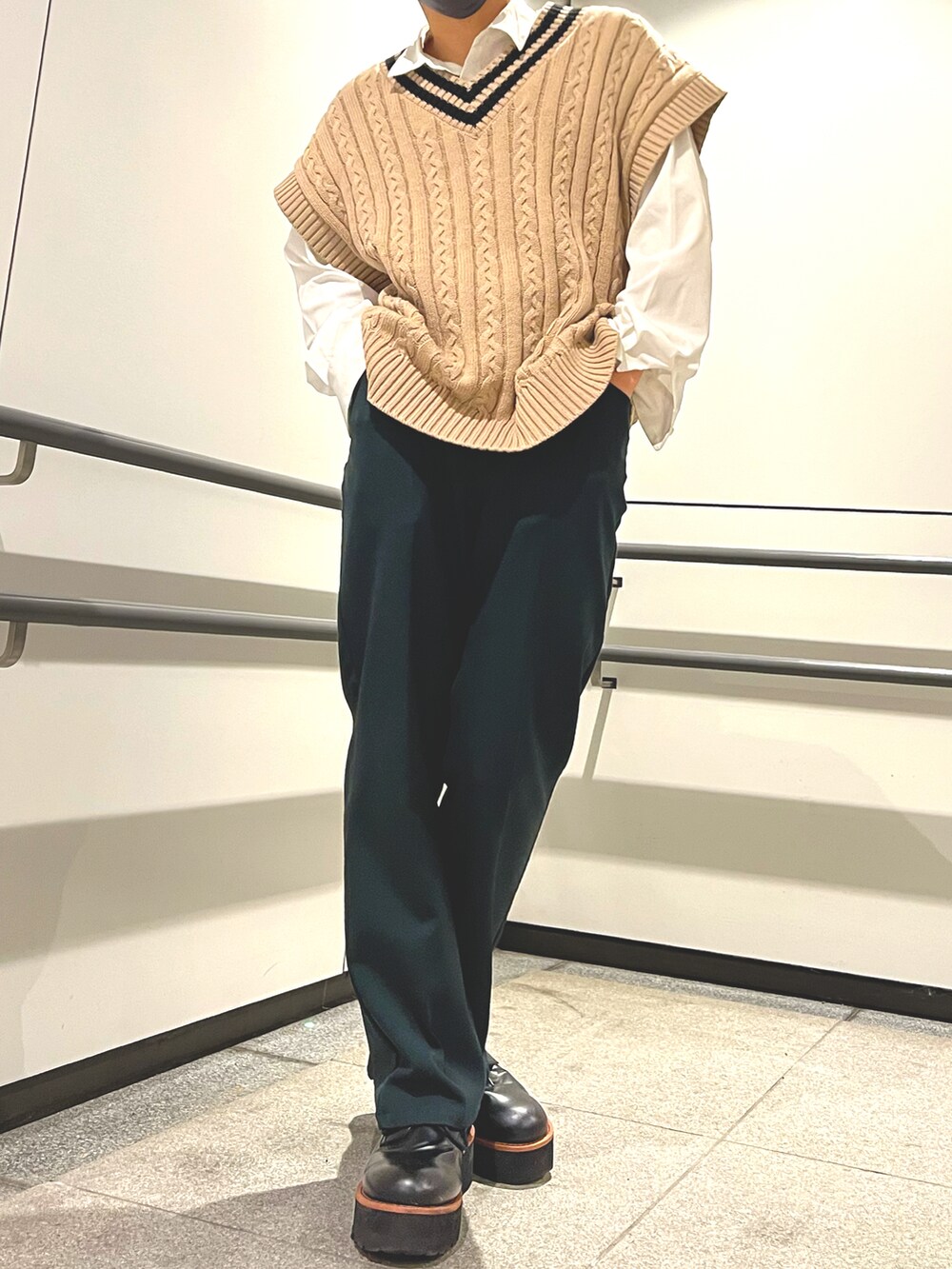 ベージュ系のベスト、グリーン系のスラックス、ホワイト系のシャツ/ブラウスを着用したメンズの秋コーディネートの2枚目の写真