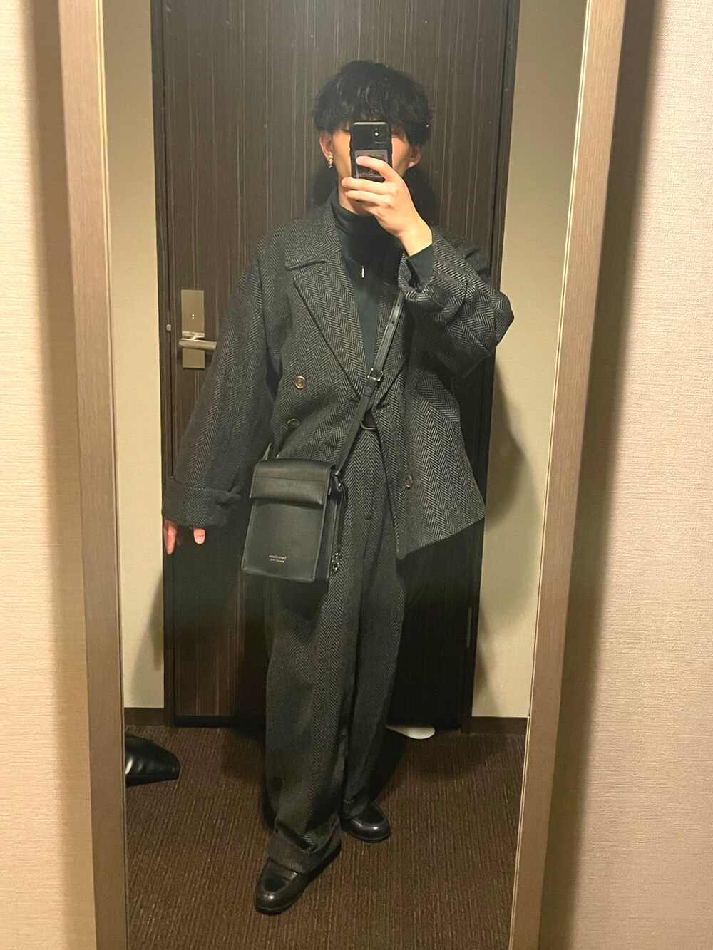 イエロー系のチェスターコート、ブラック系のローファー、グレー系のブルゾンを着用したメンズの冬コーディネートの2枚目の写真