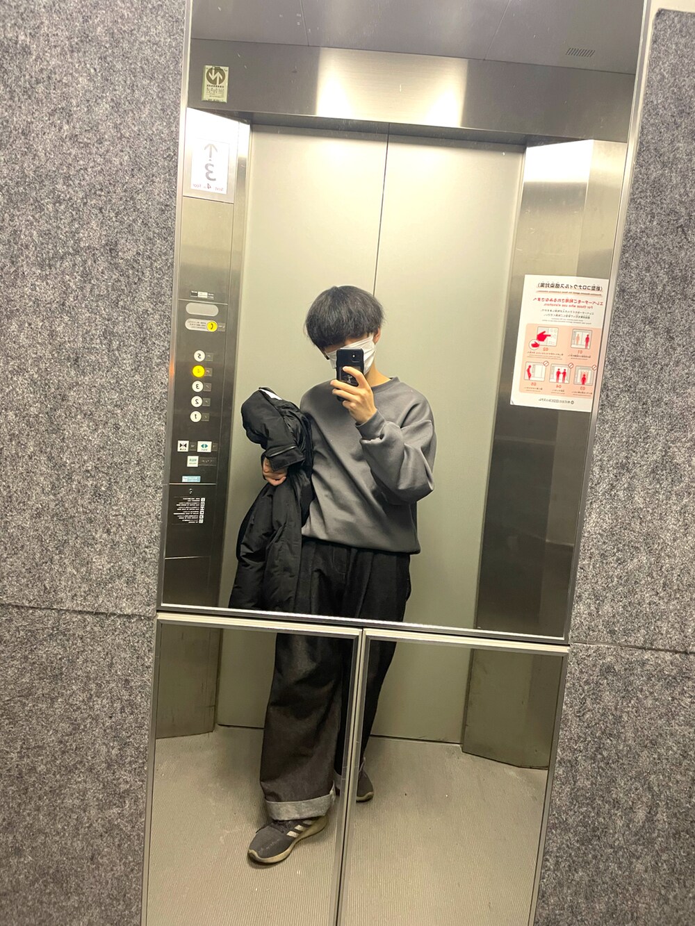 ブラック系のデニムパンツ、ブラック系のダウンジャケット/コートを着用したメンズの秋コーディネートの2枚目の写真