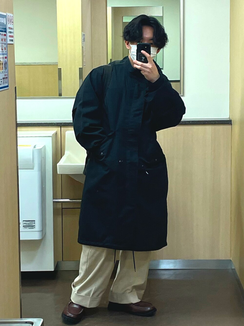 「今日のコーデ、モッズコート、低身長、スラックス、バギーパンツ、ホワイトパンツ、オトナカジュアル、革靴、ブラック×ホワイト、シロクロ、白黒」｜「GUのアイテム（モッズコート、ブラック系）」を使った、macchanclothesさん（メンズ・159cm）の冬コーディネートの2枚目の写真