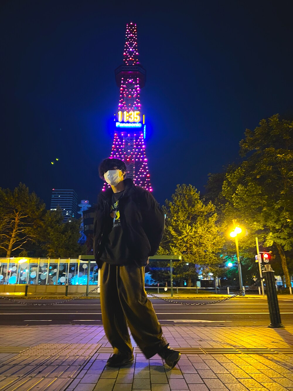 ブラック系のスニーカー、ブラウン系のその他パンツ、ブラック系のダウンジャケット/コートを着用したメンズの秋コーディネートの2枚目の写真