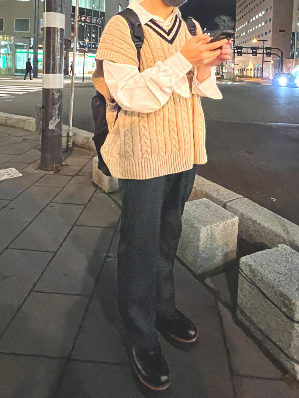 ベージュ系のベスト、グリーン系のスラックス、ホワイト系のシャツ/ブラウスを着用したメンズの秋コーディネートの3枚目の写真