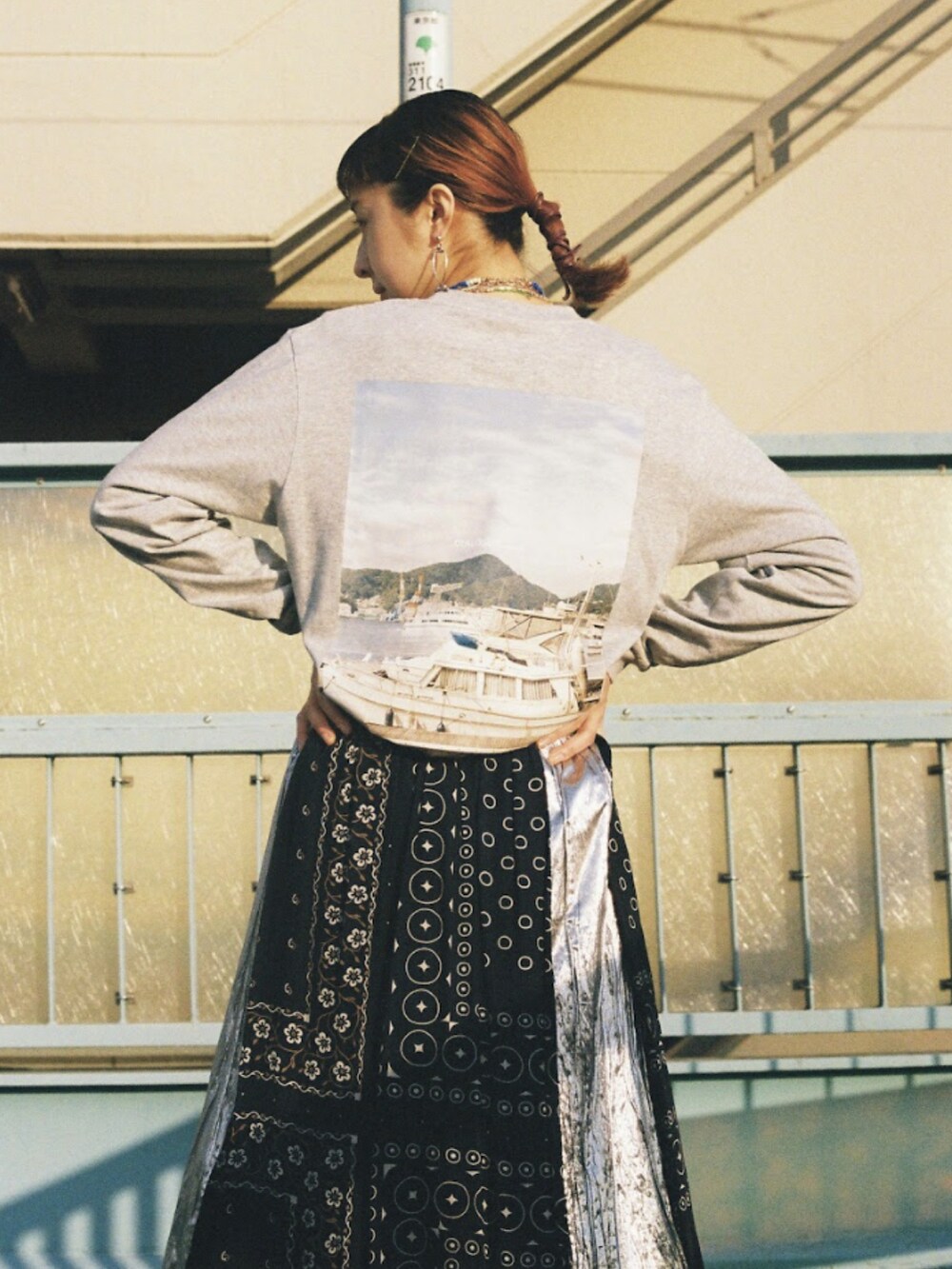 ブルー系のスカート、ホワイト系のスニーカーを着用したレディースの冬コーディネートの4枚目の写真