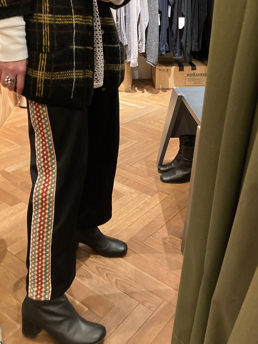ブラック系のその他パンツ、ブラック系のブーツを着用したレディースの秋コーディネートの3枚目の写真