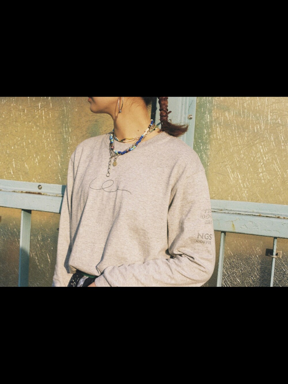 ブルー系のスカート、ホワイト系のスニーカーを着用したレディースの冬コーディネートの3枚目の写真