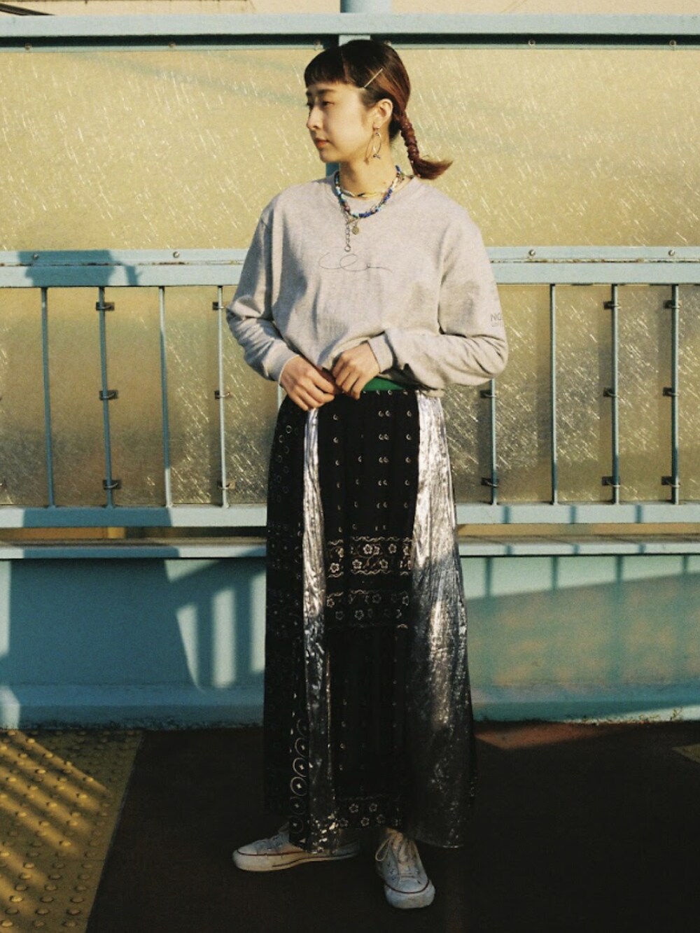 ブルー系のスカート、ホワイト系のスニーカーを着用したレディースの冬コーディネートの2枚目の写真