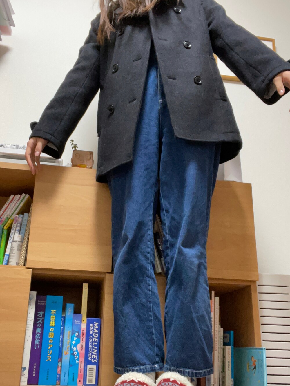 ブルー系のデニムパンツ、ブラック系のシャツ/ブラウスを着用したレディースの冬コーディネートの2枚目の写真